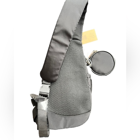 NWT STEVE MADDEN
Black BAURORA Quilted Sling Backpack With Pouch - Picture 4 of 14